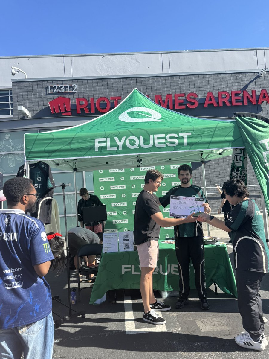 Met <a href="/Bwipo/">Bwipo</a> at the flyquest booth 🤯 (I got an extra raffle ticket for posting this)