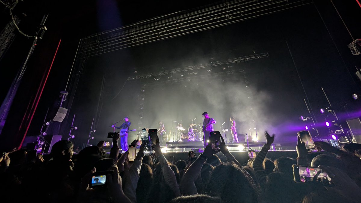 Rogerlannn's tweet photo. Epico ayer #wallows https://t.co/aH8d4NgEif