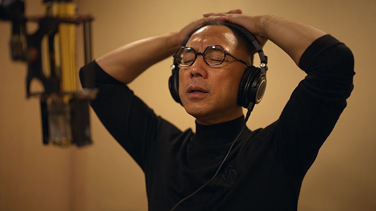 七哥：全球的做母亲的伟大的战友和所有的伟大的母亲战友们：母亲节快乐。我从下午四点开始，从MDC的四楼南侧，球场的墙上巴掌大宽蜂窝状的铁丝网，它是没有玻璃的，连接着楼下三楼曾经雁平呆过的地方，通过铁丝网，呼吸着外面新鲜的空气。这是一个内部的球场，有一面墙上有两道缝，下面便是雁平曾经带