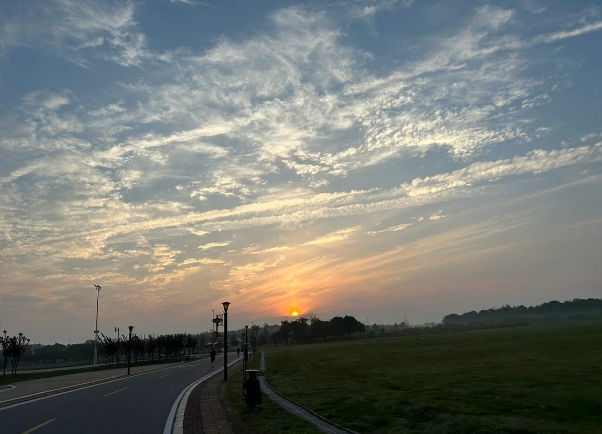 dsgnbb's tweet image. 朝日（あさひ）が顔を出す瞬間、心が澄んでいく感じがする✨  
   「新しい一日の始まりだ！」と自然が教えてくれる気がします😊