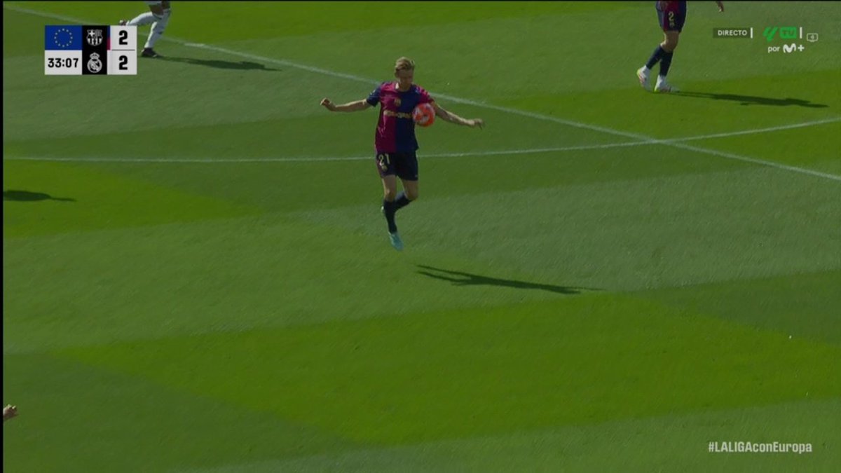ArchivoVAR's tweet photo. ⁉️💥 ¿Es revisable por el VAR la mano de De Jong?

✅ 𝗡𝗢.

👉🏻 Entre la mano del holandés y el gol de Lamine Yamal transcurren un total de 27 segundos, con 10 pases y un toque de Ceballos.

▪️ Pese a ser una mano punible, el VAR consideró que no forma parte de la misma APP. https://t.co/Av9g29Xqyy