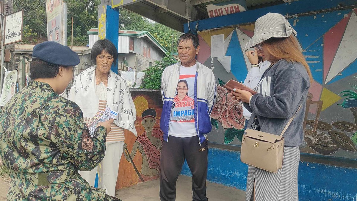 2ndBenguet's tweet photo. Benguet 2nd PMFC led by PCPT MILDEN S GUINTO engaged the residents of Beckel, La Trinidad, Benguet regarding PNP’s campaign on anti- terrorism and anti-illegal drugs. 

#SaBagongPilipinasAngGustongPulisLigtasKa 
#ToServeandProtect https://t.co/TID3HFRb49