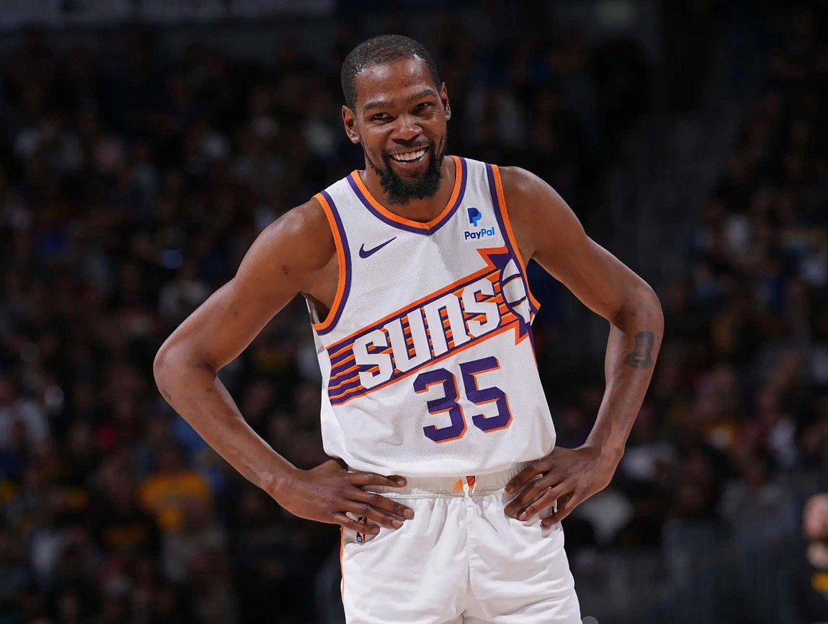 barstoolsports's tweet image. "Good I Never Loved The Spotlight Anyway. Always Just Wanted Money, Buckets And Girls" - Kevin Durant Is Back To Burying People On Twitter And Continues To Show Why He's The Greatest Poster Of Our Generation buff.ly/TowUYcp