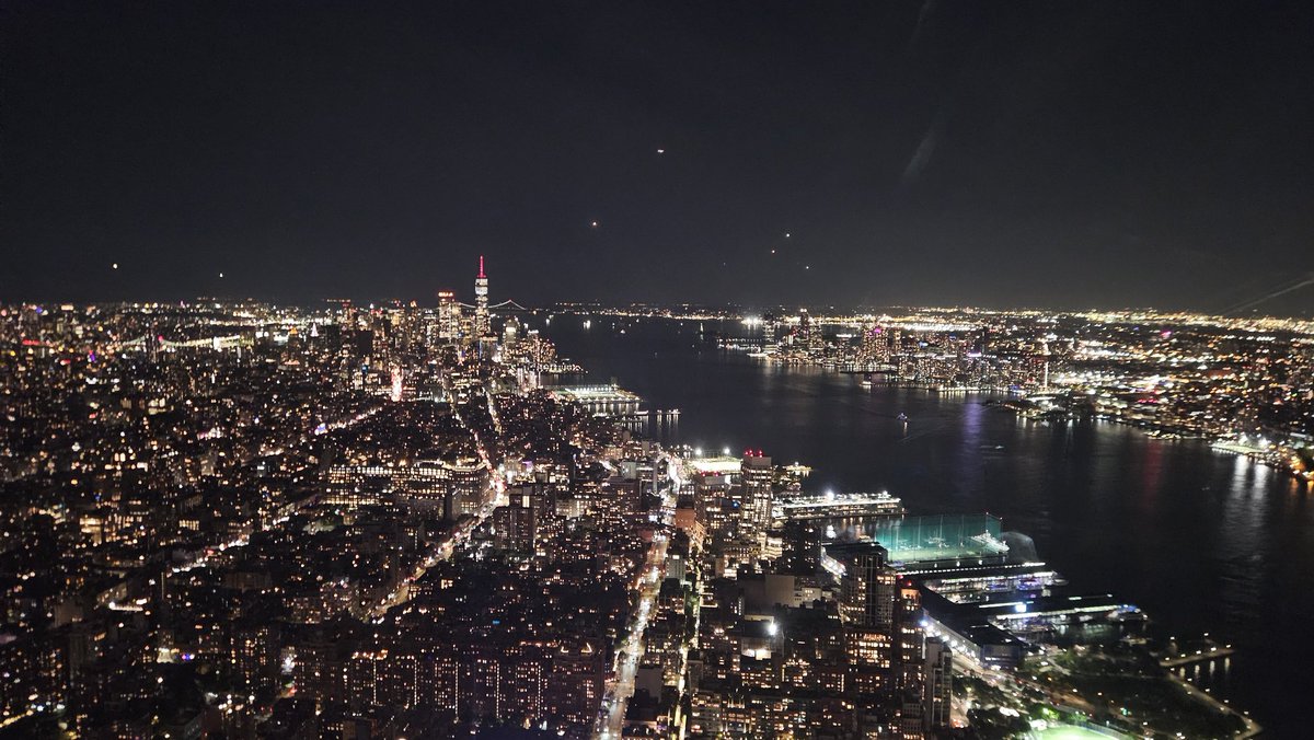 hocekm's tweet image. Night view of NY from The Edge