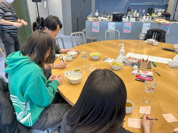 straightpress's tweet image. 大根カレー「#Radica」のレトルト商品が登場！旅するシェフと横須賀の高校生が開発
straightpress.jp/20250512/13469…