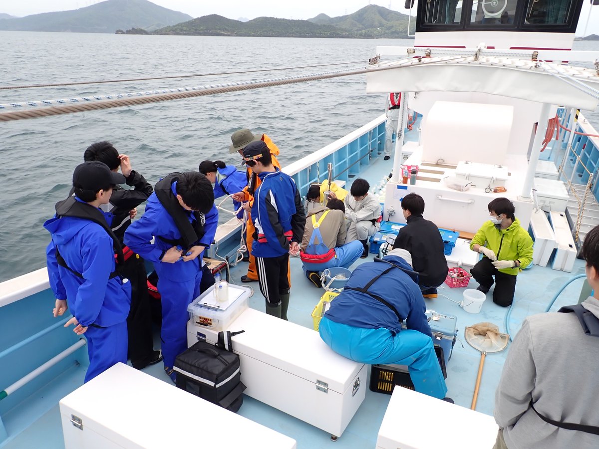 fpu_kaiyo's tweet image. 5月9日に雲龍丸で第3回小浜湾調査に行きました。午後の調査予定でしたが、昼から天候が悪くなるということで午前に乗船調査を行いました。合計15名で、水温・塩分などの環境データの取得と、栄養塩、環境DNA、微生物、微細藻類、動物プランクトンなどのサンプル採集を行いました。

#福井県立大学 #FPU