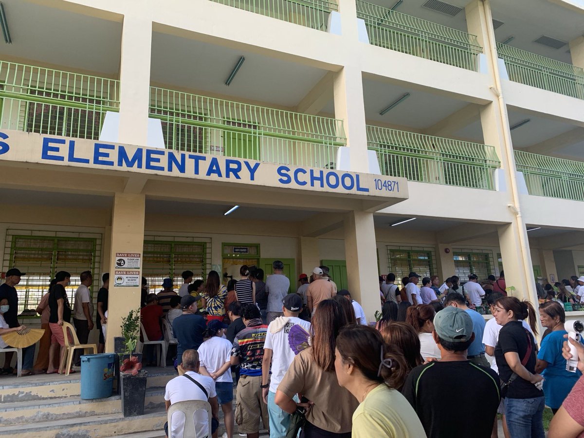 bulatlat's tweet photo. Minutes after the regular voting hours commenced, voters are now in line to cast their votes in Longos Elementary School at Malolos City, Bulacan. Senior citizens and persons with disabilities are prioritized in the lines. #Halalan2025 | Report by Alex Culla/Bulatlat https://t.co/UmTjLIWpJW