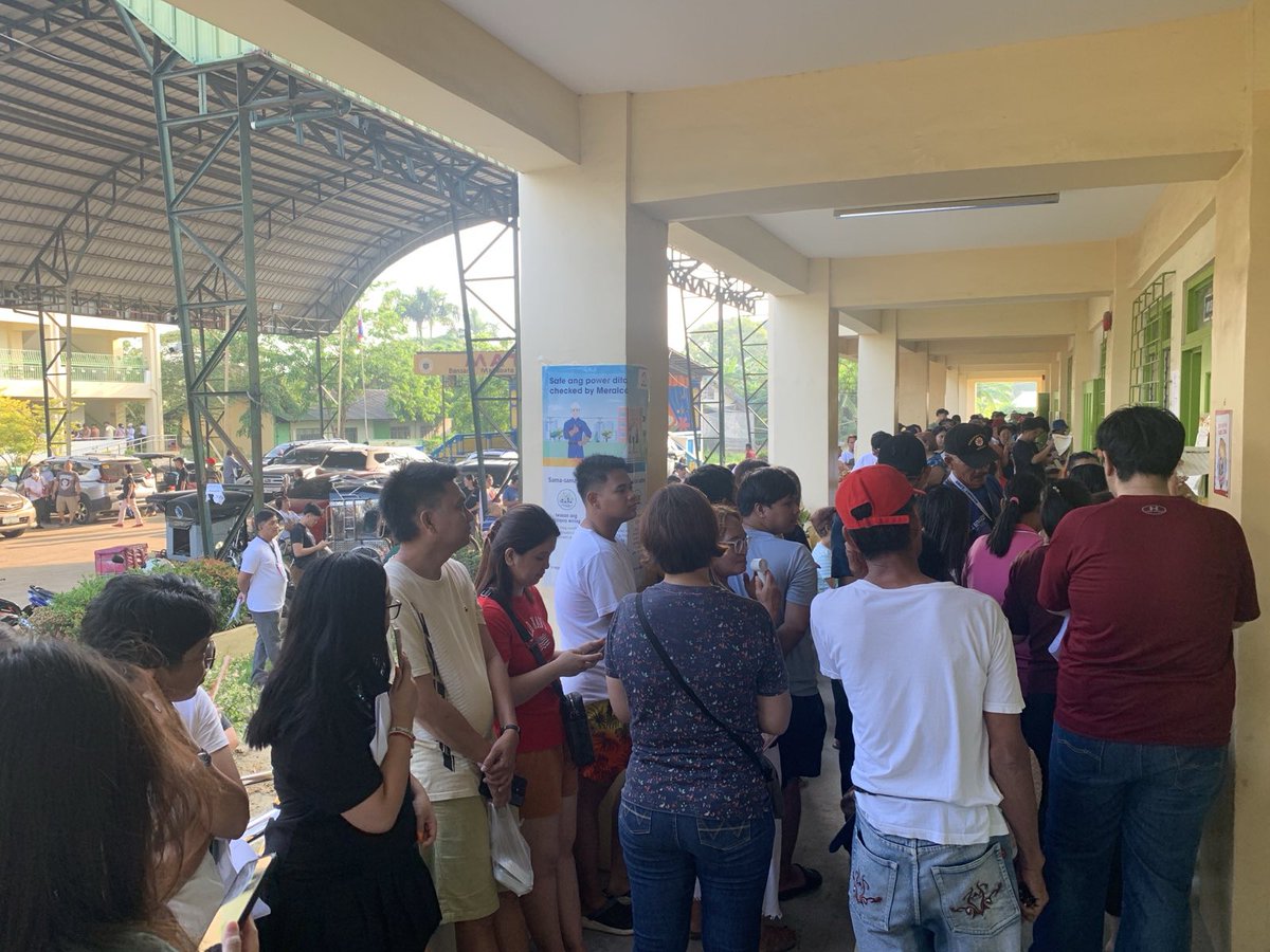 bulatlat's tweet photo. Minutes after the regular voting hours commenced, voters are now in line to cast their votes in Longos Elementary School at Malolos City, Bulacan. Senior citizens and persons with disabilities are prioritized in the lines. #Halalan2025 | Report by Alex Culla/Bulatlat https://t.co/UmTjLIWpJW