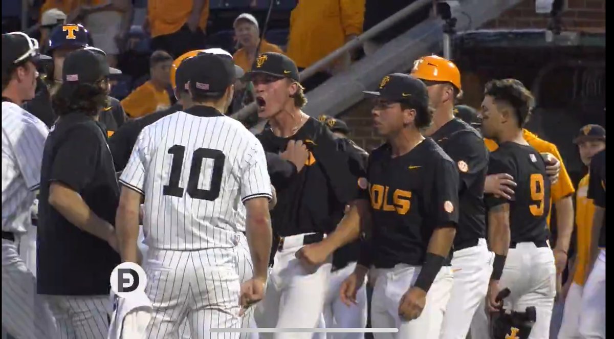 kodakvandy's tweet photo. Only time #43 touched the field was to talk shit after that L 😭 https://t.co/vRBIEK1Wm4