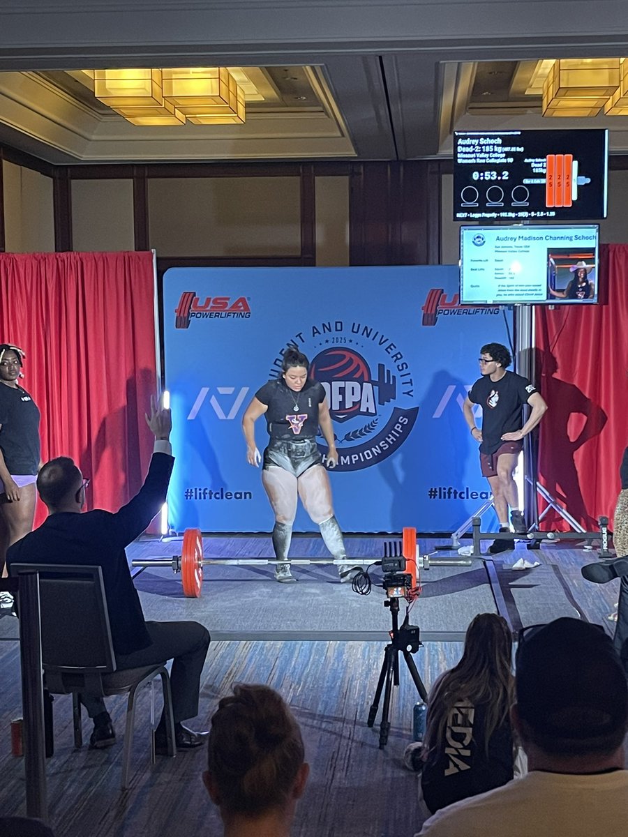 Day 2 @idfpa_liftclean saw Audrey Schoch get into a battle for champion of the Women’s Collegiate Raw 90 kg class and ended up coming out on top! She has a best Squat today of 205 kg/ 451 lbs, good enough for an all-time PR for her and a Texas State Record 🥇, a Bench Press of 80