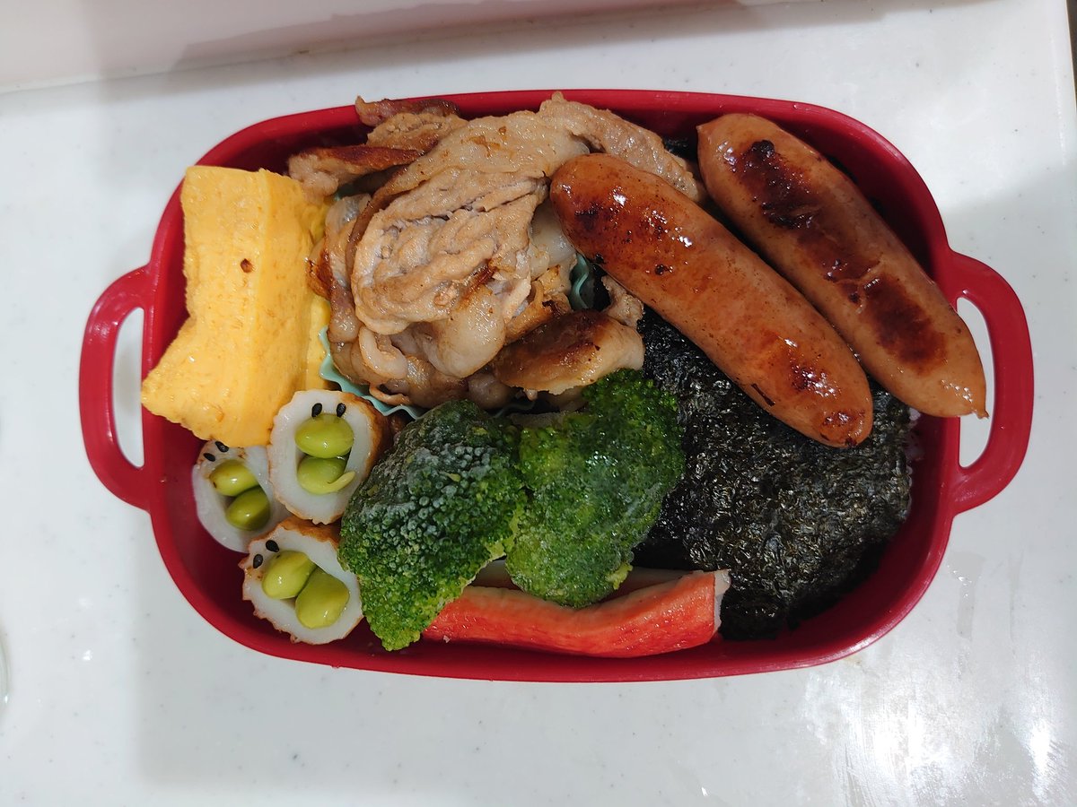 お弁当40歳266日目

混ぜ込みワカメご飯のり弁当
ウインナー
豚肉の生姜焼き
ブロッコリー
カニカマ
玉子焼き
ちくわ枝豆ピヨピヨ？

#お弁当 
#お弁当記録
#愛夫弁当
#上達のコツ
#練習中
#教えてほしい

開けた時、肉とウインナーがドーンと見える配置。玉子焼きは出来合いの物。甘いので苦手かも。