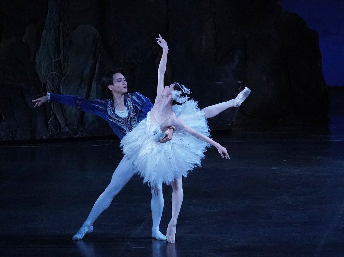 kballetofficial's tweet photo. 《《全席完売・満員御礼》》
【1st/2nd/3rd Performance 】2025.05.10-05.11
K-BALLET TOKYO Spring 2025
Swan Lake 

ー1st/3rd Performance ー
Odette / Odile：Sena Hidaka
Prince Siegfried ：Shoya Ishibashi
Von Rothbart ：Ren Kuriyama

ー2nd Performance ー
Odette / Odile：Nozomi Iijima 
Prince Siegfried ：Masaya Yamamoto 
Von Rothbart ：Shohei Horiuchi

Conductor ：Katsuhiro Ida 
Orchestra ：Theater Orchestra Tokyo
@tot_orchestra 

#Kバレエ #白鳥の湖 #熊川哲也