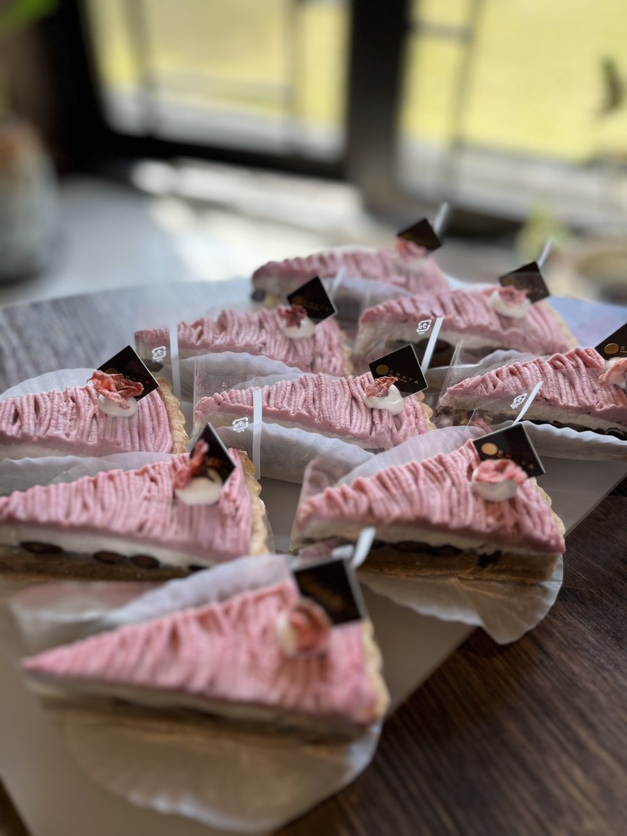 tachicafe's tweet photo. おはようございます☀✨

もう過ぎてしまいましたが💦💦💦
桜モンブランタルト🌸🌸

ヴィーガンスイーツ🍰
桜スポンジに、
白あん、
黒豆煮、
桜豆乳ホイップクリーム、
苺クリーム、

和のテイストで、
食べた後、ホッとする1品です✨

来年は、どの形にしようかな😊🩷 https://t.co/wP8BSEFCrg