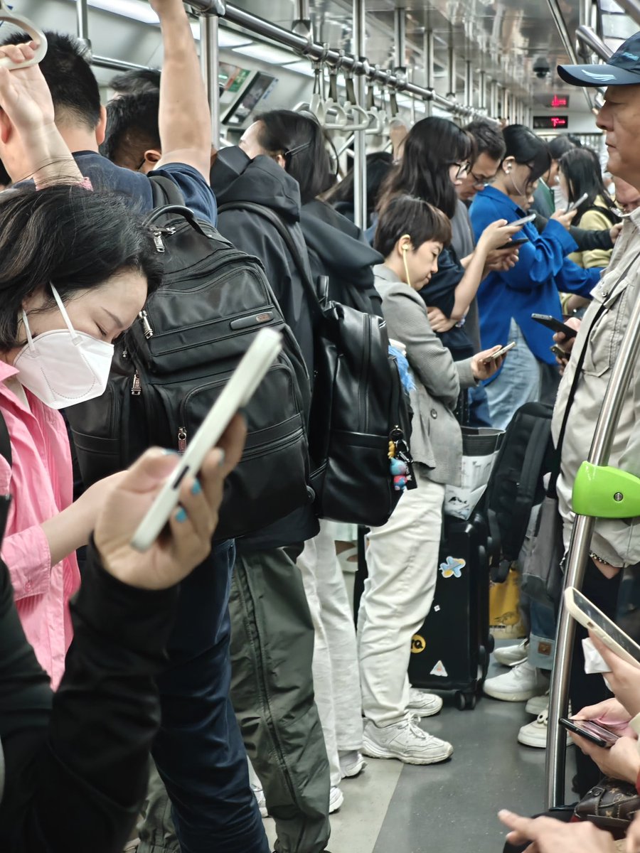 北京地铁，低头族带来了什么问题?