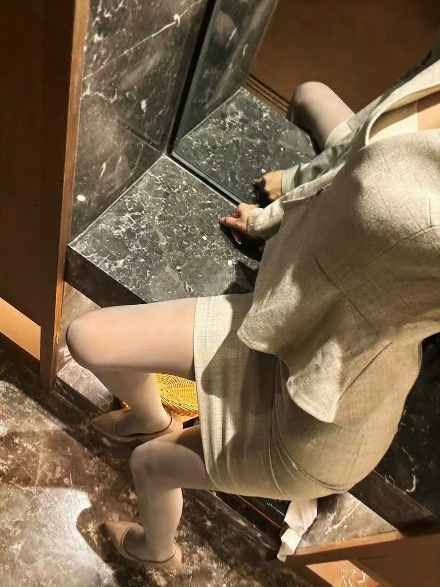 突然有个想法，夫妻交换，各开一辆车到安全地方，老婆在后排，老公互相进入对方车里玩，这样会不会更刺激一点😂单男也可以加入