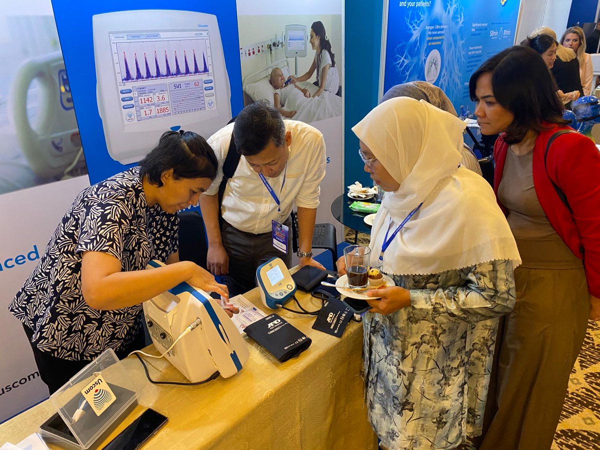Uscom's tweet image. Live from #APICC2025 in Bali 🌴
Uscom is on site with PT Nutrilab, showcasing #USCOM 1A & #UscomBP+ for pediatric and neonatal intensive care.
Dr. Latief from the organising committee emphasized the vital role of training & education in advancing healthcare in Indonesia.
#Uscom