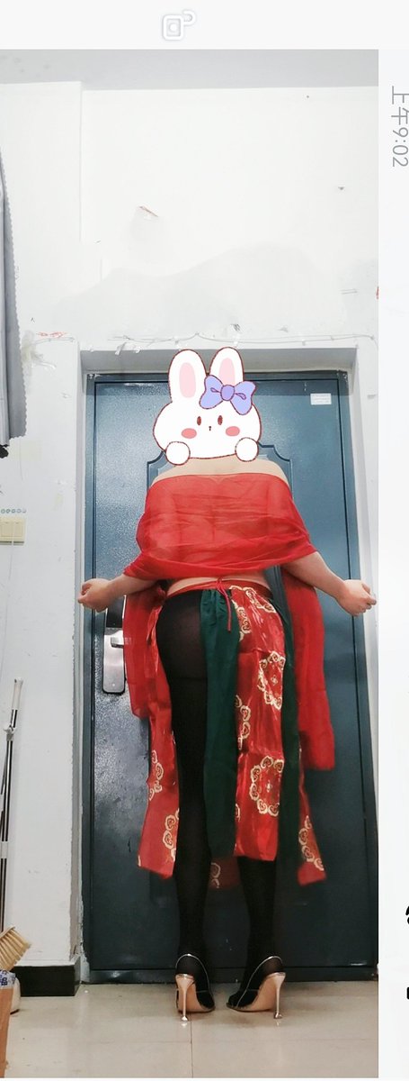 嗯，之前在大学宿舍，没忍住发骚了……想着要是扭屁股揉奶子的时候室友回来了，我就跪在地上扒下他的裤子舔鸡巴，求他保密😖那世上可能就会少一个高贵娇艳的伪娘s，多一个风骚淫贱的人妖母狗了
