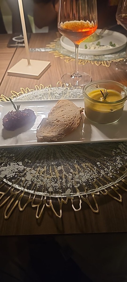 Parfait d pollo con mermelada d chacota al vino oporto, tostada d broche con Casillero del Diablo Devills Collection Rosa. En Krystal Restaurante Cancún.
