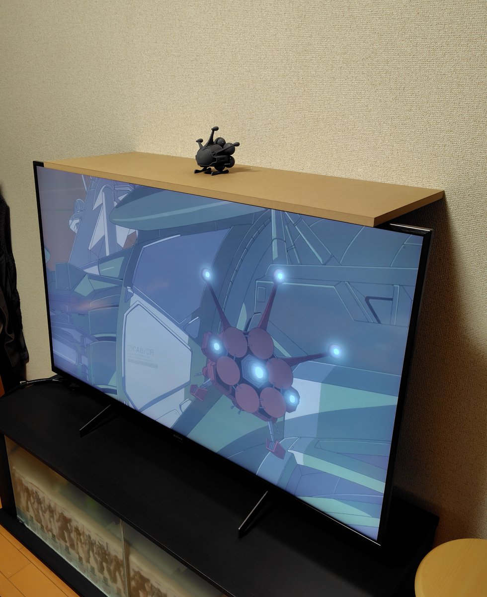 hoboho78's tweet image. ビグ・ザムを週末に受け入れるべく
テレビ上に棚を作りました

さぁ来いビグ・ザム！！