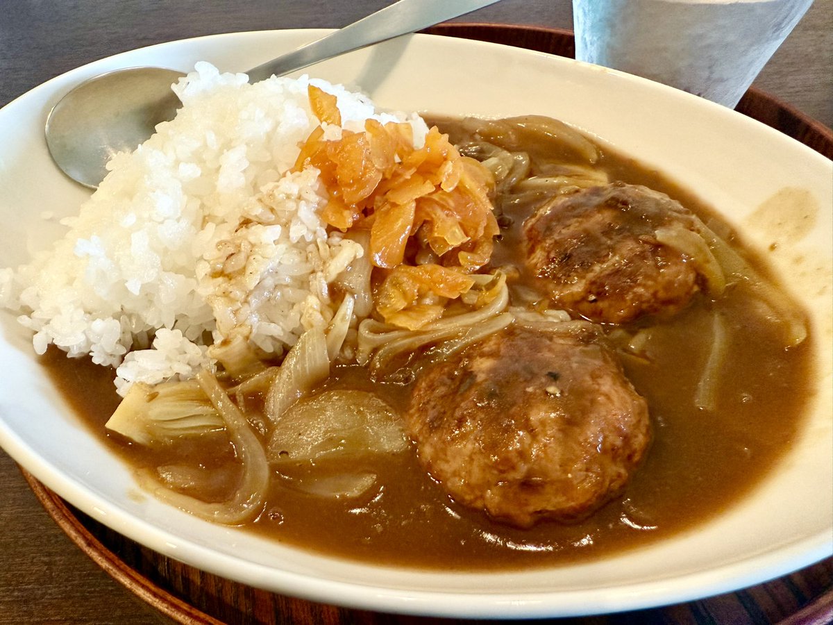 忙しくても15分で作る
玉ねぎハンバーグカレーライス🍛
出来たて熱々シャバシャバが旨い
#カレーライス