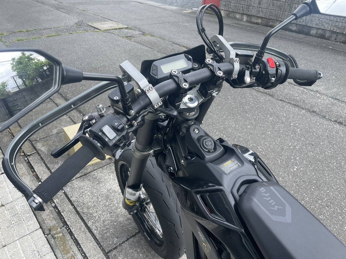 cbr_like's tweet image. ハンドルバーライザーで20mm上がり、隙間できたので突き出しを26mmに増やした。
ハンドル下げたかったので逆付けしたらいい感じ☺️
#ultrabee
#ウルトラビー