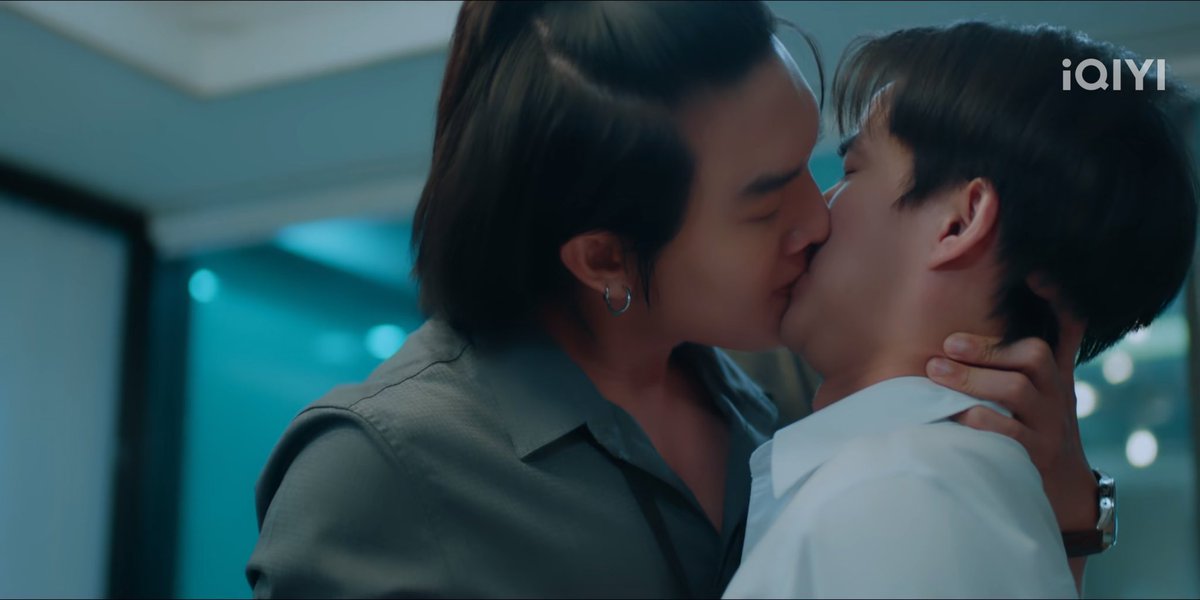 BlackWhiskey3's tweet photo. สรุปว่าแผนการมานอนห้องน้องของไอ้เฮียศร คือลุล่วง ทะลวงเป้าหมายได้ดั่งหวัง จวิ้นเนี่ยน้า~ หมาแก่พูดอะไร เชื่อฟังหมด กุด่าแทบตาย สุดท้ายหันหลังให้มันง่ายม๊ากกกก อ๊ากกกกกกก อกอิแป้นจะแตก!! ไอ้เฮียคว้าคาง สวบปาก ขย้ำคอ กัดฝังเขี้ยวแบบจงใจ ละจับน้องกระแทกอย่างโหด เหมือนมันโกรธอะไรคนดู เสิร์ฟอันคัตมาบับ กุจะไม่ทิ้งช็อตไหนทั้งนั้น! เอาไปดูกันซะให้พอ!! ถถถถถถถถถ คือพูดเลยนะ ต่อให้กลั้นหายใจเก่งเอ็งก็สู่ขิต เอาอะไรมาถนอมจ๊ะ เล่นจูบน้องซะปากเบิร์น ช้ำทั้งตัวขนาดนั้น แฮ่กๆ 🥵

ไม่ให้สถานะ ไม่ได้เป็นอะไรกัน แต่หวงฉ่ำ จวิ้นจะไปไหน ทำอะไร กับใคร ไอ้เฮียเจ๋อ-ทุก-เรื่อง เป็นไรมากปะ?! หันไปดูตัวเองตอนเรียกน้องขึ้นรถทั้งที่มีสาวนั่งอยู่เบาะหน้าก่อนคร่ะ ปั๊ดโถ่! พูดแล้วของขึ้น คือถามจริงนะ ไม่คิดถึงใจน้องมันสักนิดเลยติ? ปากบอกไม่มีใครเป็นเจ้าของกูทั้งนั้น แต่กับน้องคือไม่ได้เล้ยยยย จะให้เป็นของตัวเองเท่านั้น ทำยังกับเห็นเขาเป็นของเล่นที่พอใครหยิบไปก็หวงๆๆๆ โมโห โรคประสาทแดกกำเริบ ไม่พอใจ ก็โวยวายใส่ ตัวเองมีคนควงได้นะ แต่พอลูกกุจะทำบ้าง องค์หลัวแถมาเลย บอกเฮ้ย กูผู้ใหญ่นะ หัดเชื่อฟังกันหน่อยดิ เอ้า! ห่าขั่วมึงเอ้ยยยยยยยยย ไอ้เวร ไอ้ชั่ว ไอ้ควาย ไอ้ชิบหาย เย็บแม่ม!! (เสียงเฮียแชมป์)

แต่คราวนี้เล่นแรงไปนะเฮีย แกล้งน้องจนเรื่องบานปลาย โดนคนอื่นต่อว่า เศร้าหนัก นั่งร้องไห้ เป็นไงล่ะ รู้สึกผิดสิมึง 😤 หึงสะกดไม่เป็นก็ไปเรียนสิวะ!! ไม่ใช่มาแก้เผ็ดน้องมันด้วยวิธีนี้ ทุบหลังแบะซะบ้อ~ งอนให้หนักๆ เลยนะจวิ้น ถือว่าพี่ขอ ถ้าทำได้ก็ปิดประตูใส่หน้าแม่งเลย เอาให้สมกับที่แม่ๆ เขาสาปส่งไอ้เฮียมันหน่อย ยอมมามากแล้ว ใจแข็งเข้าไว้! ก็รู้แหละว่าอาหารหมาแบบเปียกกินง่ายกว่าเม็ด แต่มันแพงอ่ะรู้กกกกกกกกก 😂

🎬 #ไหนเฮียบอกไม่ชอบเด็ก “My Stubborn” 
👉 ทุกวันอาทิตย์ เวลา 23.00 น. ทางช่อง 9 กด 30
💚 ดูออนไลน์เวอร์ชัน UNCUT บนแอป #iQIYI และเว็บ https://t.co/pfY9Zk1h8f ที่เดียวเท่านั้น

#ไหนเฮียบอกไม่ชอบเด็กEP4
#MyStubbornEP4