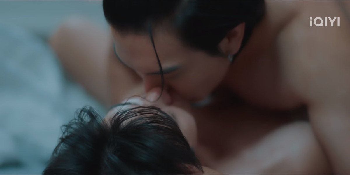 BlackWhiskey3's tweet photo. สรุปว่าแผนการมานอนห้องน้องของไอ้เฮียศร คือลุล่วง ทะลวงเป้าหมายได้ดั่งหวัง จวิ้นเนี่ยน้า~ หมาแก่พูดอะไร เชื่อฟังหมด กุด่าแทบตาย สุดท้ายหันหลังให้มันง่ายม๊ากกกก อ๊ากกกกกกก อกอิแป้นจะแตก!! ไอ้เฮียคว้าคาง สวบปาก ขย้ำคอ กัดฝังเขี้ยวแบบจงใจ ละจับน้องกระแทกอย่างโหด เหมือนมันโกรธอะไรคนดู เสิร์ฟอันคัตมาบับ กุจะไม่ทิ้งช็อตไหนทั้งนั้น! เอาไปดูกันซะให้พอ!! ถถถถถถถถถ คือพูดเลยนะ ต่อให้กลั้นหายใจเก่งเอ็งก็สู่ขิต เอาอะไรมาถนอมจ๊ะ เล่นจูบน้องซะปากเบิร์น ช้ำทั้งตัวขนาดนั้น แฮ่กๆ 🥵

ไม่ให้สถานะ ไม่ได้เป็นอะไรกัน แต่หวงฉ่ำ จวิ้นจะไปไหน ทำอะไร กับใคร ไอ้เฮียเจ๋อ-ทุก-เรื่อง เป็นไรมากปะ?! หันไปดูตัวเองตอนเรียกน้องขึ้นรถทั้งที่มีสาวนั่งอยู่เบาะหน้าก่อนคร่ะ ปั๊ดโถ่! พูดแล้วของขึ้น คือถามจริงนะ ไม่คิดถึงใจน้องมันสักนิดเลยติ? ปากบอกไม่มีใครเป็นเจ้าของกูทั้งนั้น แต่กับน้องคือไม่ได้เล้ยยยย จะให้เป็นของตัวเองเท่านั้น ทำยังกับเห็นเขาเป็นของเล่นที่พอใครหยิบไปก็หวงๆๆๆ โมโห โรคประสาทแดกกำเริบ ไม่พอใจ ก็โวยวายใส่ ตัวเองมีคนควงได้นะ แต่พอลูกกุจะทำบ้าง องค์หลัวแถมาเลย บอกเฮ้ย กูผู้ใหญ่นะ หัดเชื่อฟังกันหน่อยดิ เอ้า! ห่าขั่วมึงเอ้ยยยยยยยยย ไอ้เวร ไอ้ชั่ว ไอ้ควาย ไอ้ชิบหาย เย็บแม่ม!! (เสียงเฮียแชมป์)

แต่คราวนี้เล่นแรงไปนะเฮีย แกล้งน้องจนเรื่องบานปลาย โดนคนอื่นต่อว่า เศร้าหนัก นั่งร้องไห้ เป็นไงล่ะ รู้สึกผิดสิมึง 😤 หึงสะกดไม่เป็นก็ไปเรียนสิวะ!! ไม่ใช่มาแก้เผ็ดน้องมันด้วยวิธีนี้ ทุบหลังแบะซะบ้อ~ งอนให้หนักๆ เลยนะจวิ้น ถือว่าพี่ขอ ถ้าทำได้ก็ปิดประตูใส่หน้าแม่งเลย เอาให้สมกับที่แม่ๆ เขาสาปส่งไอ้เฮียมันหน่อย ยอมมามากแล้ว ใจแข็งเข้าไว้! ก็รู้แหละว่าอาหารหมาแบบเปียกกินง่ายกว่าเม็ด แต่มันแพงอ่ะรู้กกกกกกกกก 😂

🎬 #ไหนเฮียบอกไม่ชอบเด็ก “My Stubborn” 
👉 ทุกวันอาทิตย์ เวลา 23.00 น. ทางช่อง 9 กด 30
💚 ดูออนไลน์เวอร์ชัน UNCUT บนแอป #iQIYI และเว็บ https://t.co/pfY9Zk1h8f ที่เดียวเท่านั้น

#ไหนเฮียบอกไม่ชอบเด็กEP4
#MyStubbornEP4