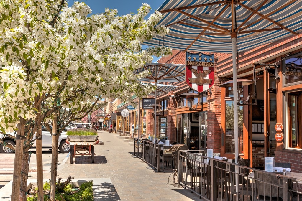 Best place for a classic cocktail in #Truckee? Let's hear your favorite 🤌