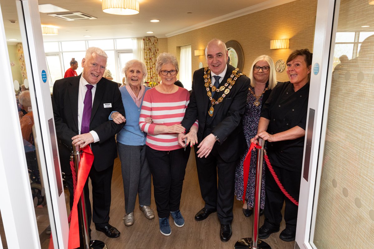 Mayor_RoyalSC's tweet image. The Mayor thoroughly enjoyed his visit to Mercia Grange Care Home to open their new Dementia Cafe which will host monthly events for carers and their loved ones 💙