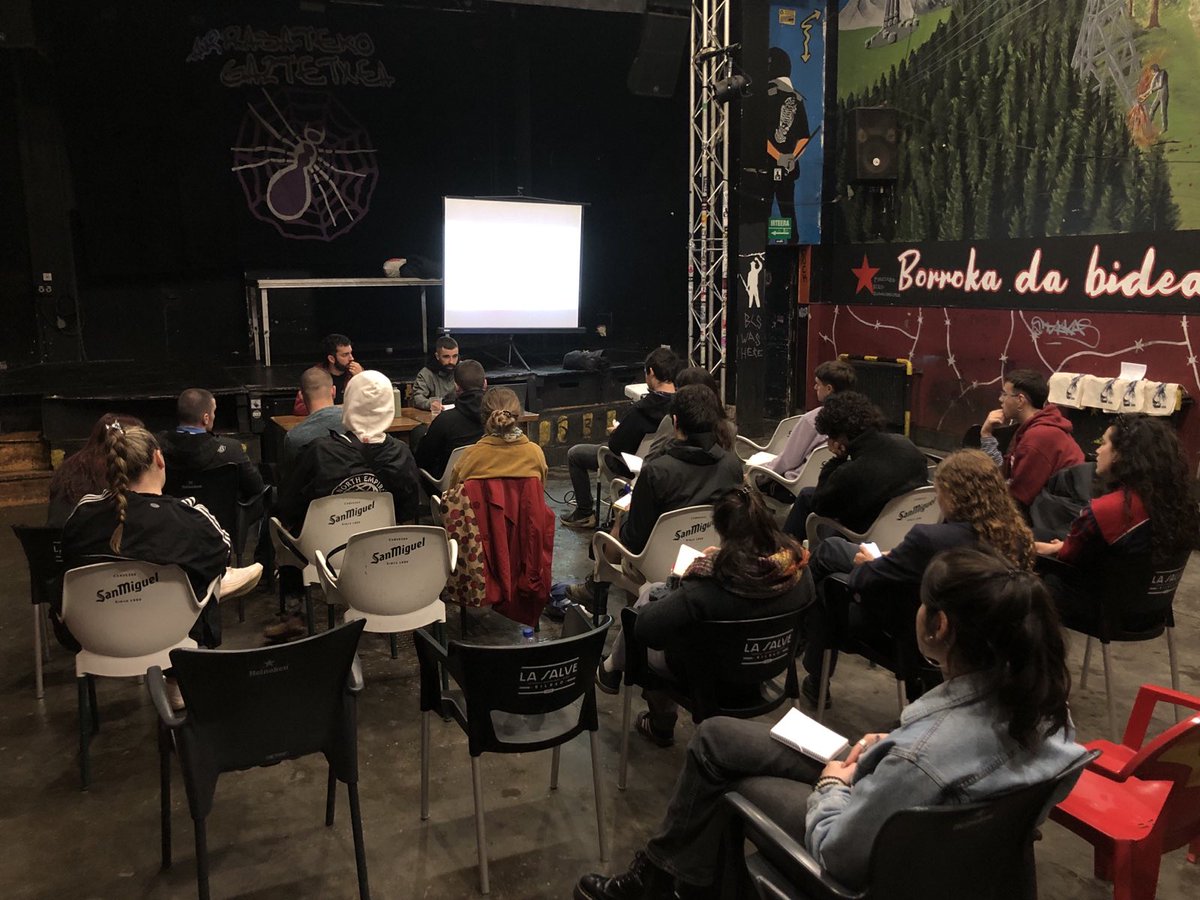 ARTEA KALERA  

<a href="/AGAKO_Arrasate/">ARRASATEKO GAZTETXIA</a>-n  izan zen «Artea kalera» zikloaren hirugarren eta azken saioa. Arte plastikoek kultur borrokan duten funtzioari buruzko hitzaldia, agitazio tekniken inguruko tailerra eta mural margoketa egin genituen.  

Eskerrik asko etorri zineten guztiei!