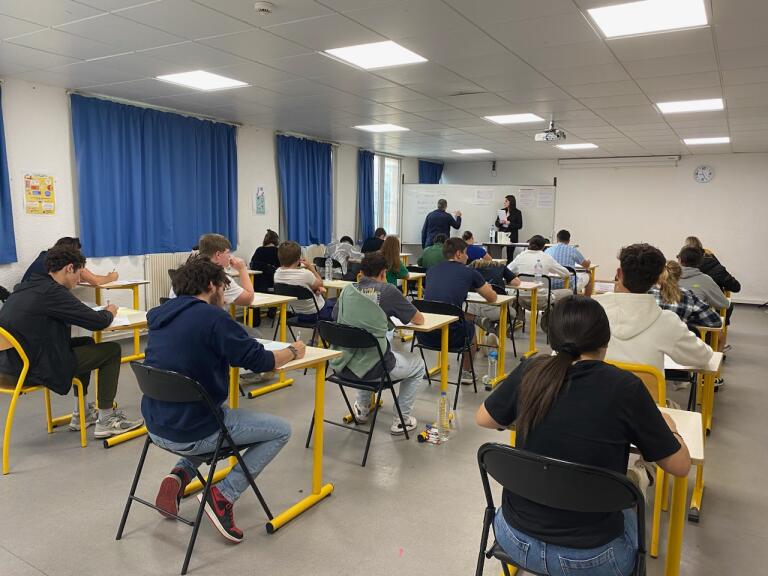 Ce lundi 12 mai, début des épreuves écrites, domaine général, du baccalauréat professionnel avec l'épreuve de  français. 
Nous souhaitons une belle réussite à tous !