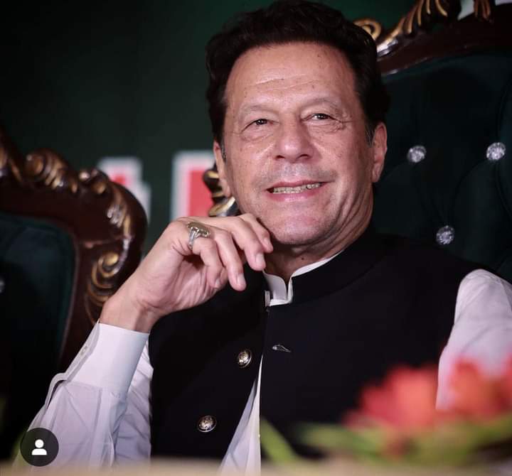 میرے کچھ قیمتی اثاثوں میں !
 اک تصویر ہے ___ تمہاری بھی !