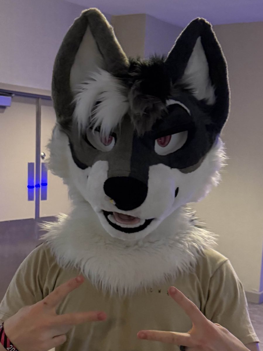 I tried on EVERYBODYS HEAD‼️‼️
I loved you guys at FWA😎
I had more but Twitter has a stupid 4 picture rule 
<a href="/Jasper_907/">Jasper :3</a>