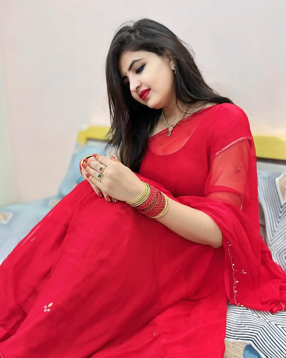 Poonam10223's tweet photo. बेचारे पुरुषों के पास मायका नहीं होता, ना कोई ऐसा आँगन, जहाँ वे निःसंकोच लौट सकें,जहाँ कोई कहे थोड़ा आराम कर लो." वे चलते रहते है निरंतर,एक पुत्र,एक पति,एक पिता बनकर,अपने कंधों पर जिम्मेदारियों का बोझ लिए,पर कभी खुदके लिए ठहर नहीं पाते !
इसलिये मैं पुरुषों पर सहनुभूति रखती हूं।😂 https://t.co/2AaP7cCBPd