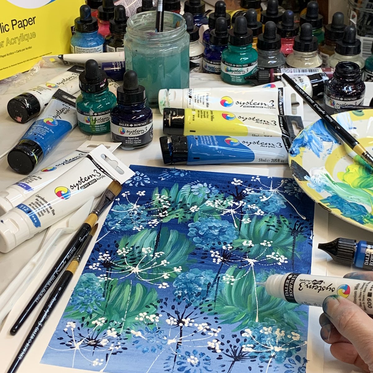 The System3 Acrylic paints are ideal for both indoor and outdoor projects and can be applied to various surfaces, including canvas, paper, wood, and textiles.

#DalerRowney