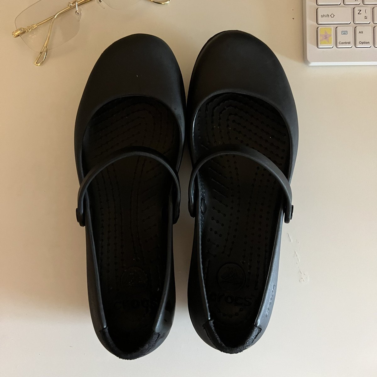 518hdayb's tweet photo. Crocs flat สีดำ Size: W7 (ประมาณ37-38) รองเท้าแนวMarry jane สไตล์ crocs 
มีบุหนังนุ่มตรงข้อเท้าลดการเสียดสี

Price: 300.-

#Crocs #ส่งต่อcrocs #ส่งต่อรองเท้ามือสอง #รองเท้ามือสอง #เสื้อผ้ามือสอง https://t.co/bl8DKGkRe8
