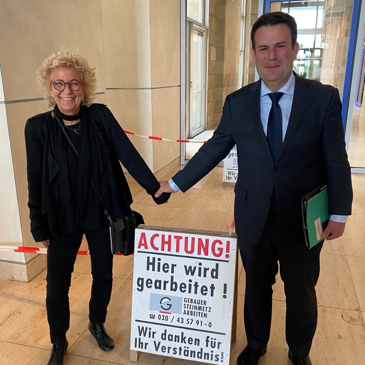 Das wollte ich dann doch noch gesagt haben:
Hubertus Heil war ein starker Arbeitsminister.
Klar in der Sache, verlässlich im Stil
– und immer mit Fokus auf gute Arbeit und sozialen Zusammenhalt.