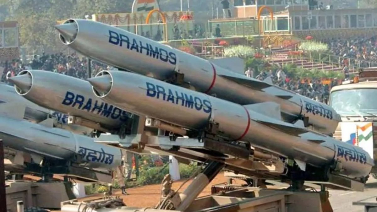 sharpely_in's tweet photo. Two interesting facts about BrahMos missiles:

1️⃣ Data Patterns has developed a system to test the functioning of BrahMos. This has two benefits. First, it is an indigenous solution. And second, it is way more cost-effective! Before this, we were paying 3x the amount to the russian suppliers. 

2️⃣ Bharat Dynamics Limited (BDL) manufactures the launchers for Akash SAM and BrahMos.  

PS: not a buy/sell reco.
#BrahMos #IndianDefense #BrahMosMissile #StockMarket #IndiaPakistanWar #IndiaPakistanConflict