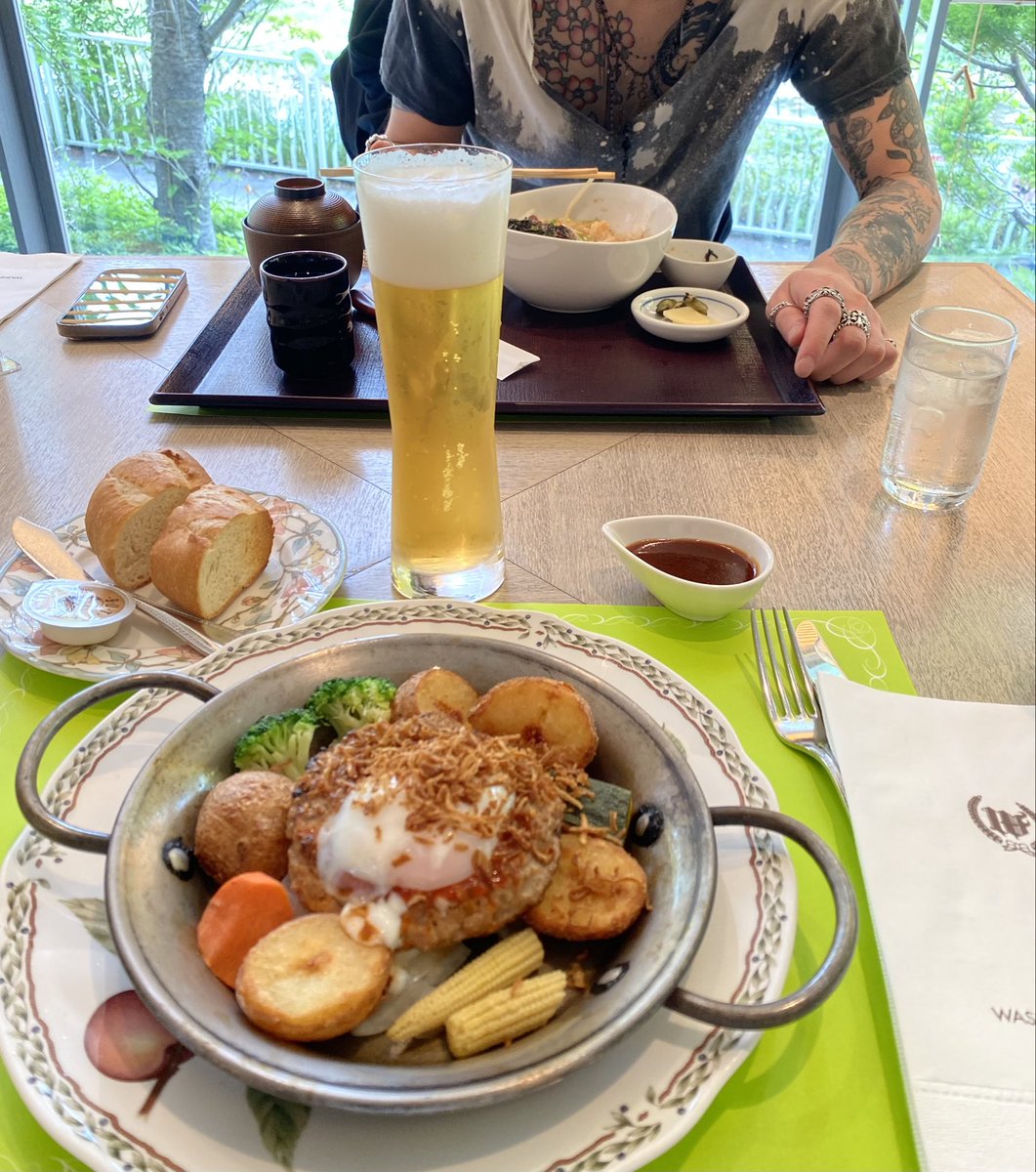 choppar1love725's tweet photo. 人間の長男が母の日ランチを誘ってくれたのでテクテク歩いて行ってきました☺︎

食後、散歩してたら子供が長男をすごい目で見てました笑 https://t.co/3fNyELGjV3