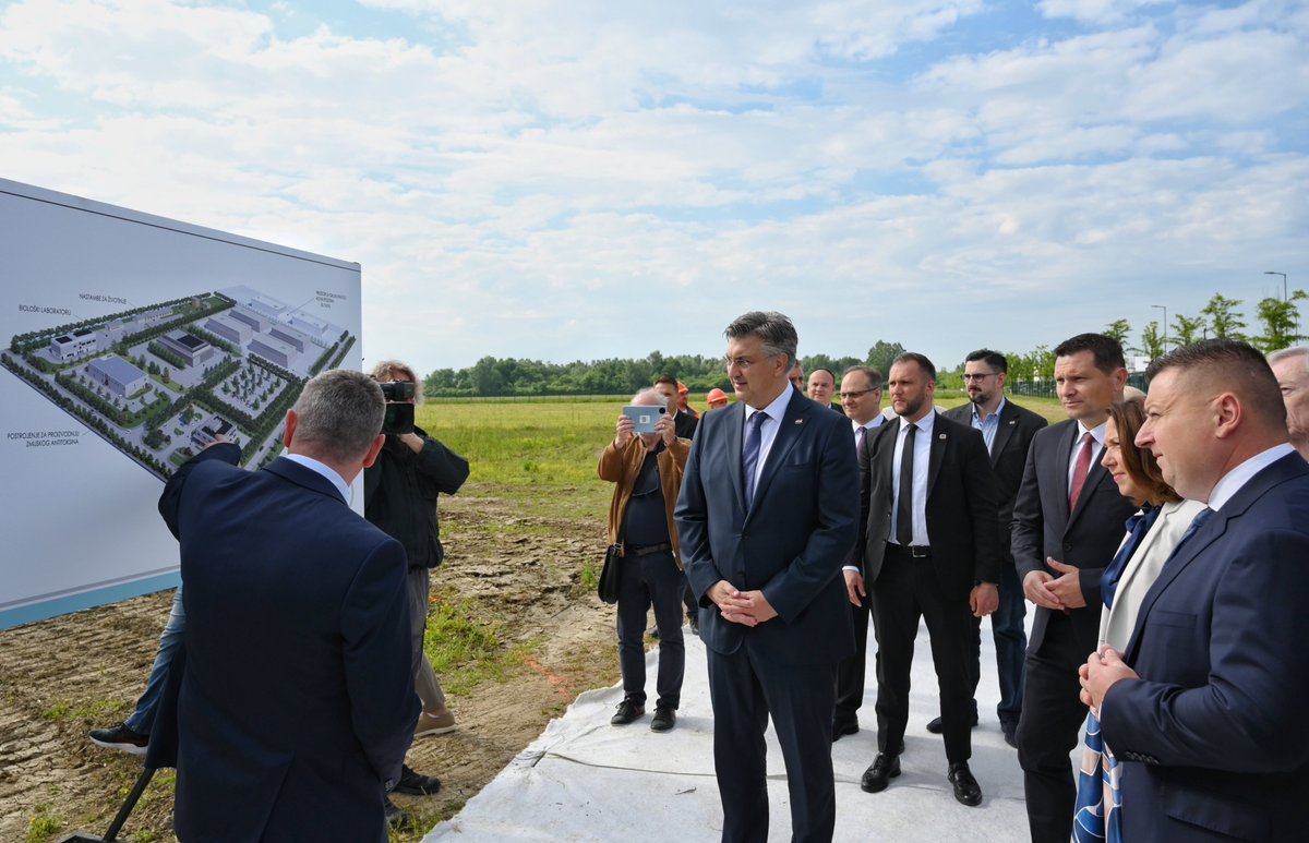 Andrej Plenković (@andrejplenkovic) on Twitter photo U Rugvici obilježavamo početak nove etape u razvoju Imunološkog zavoda, jednog od najstarijih i najvažnijih znanstveno-proizvodnih instituta u Hrvatskoj❗️ Revitalizacija Imunološkog zavoda uz pokretanje novih suvremenih proizvodnih pogona strateški je projekt <a href="/VladaRH/">Vlada Republike Hrvatske</a> za jačanje U Rugvici obilježavamo početak nove etape u razvoju Imunološkog zavoda, jednog od najstarijih i najvažnijih znanstveno-proizvodnih instituta u Hrvatskoj❗️ Revitalizacija Imunološkog zavoda uz pokretanje novih suvremenih proizvodnih pogona strateški je projekt <a href="/VladaRH/">Vlada Republike Hrvatske</a> za jačanje