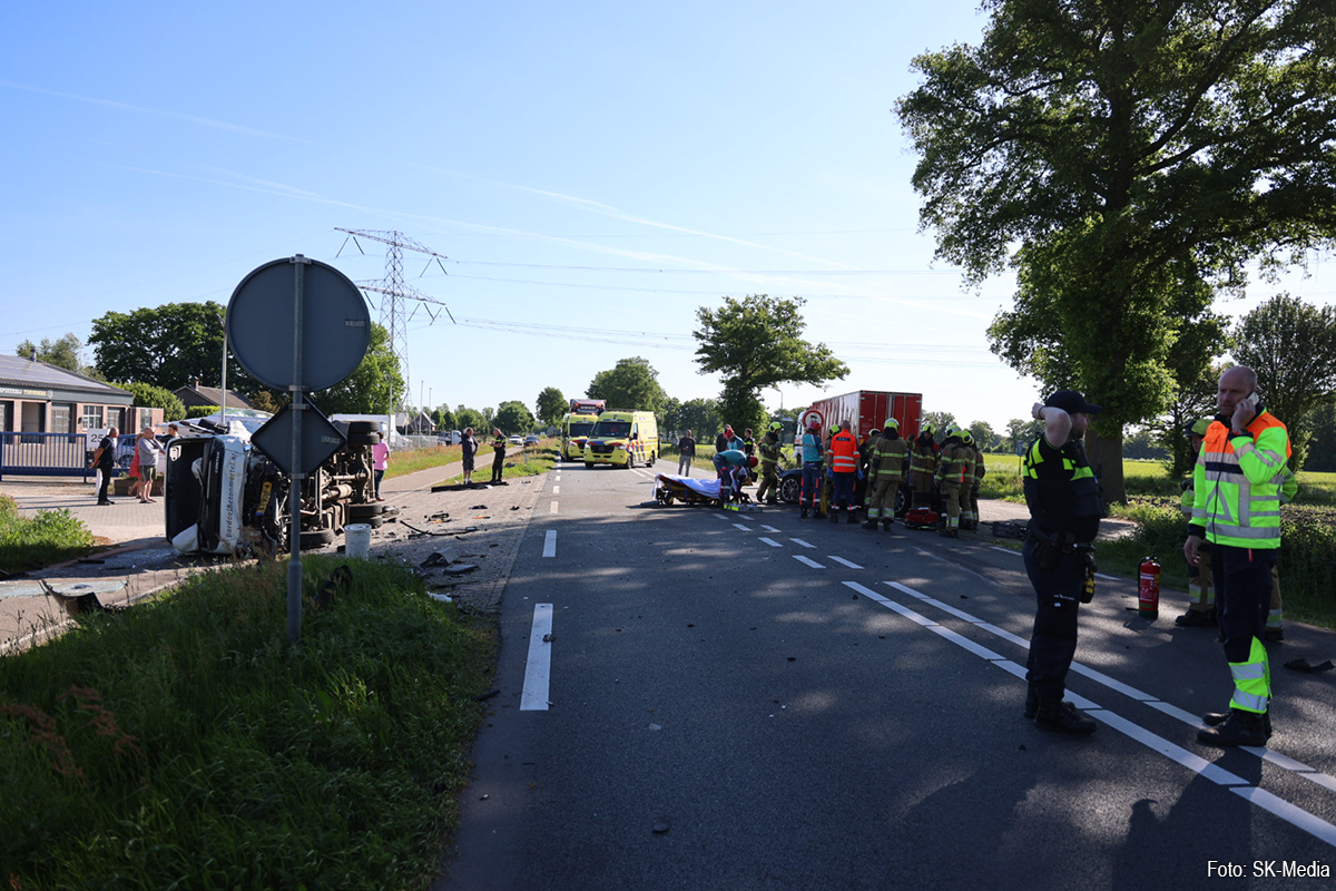 Aanrijding met vrachtwagens en auto op N272
