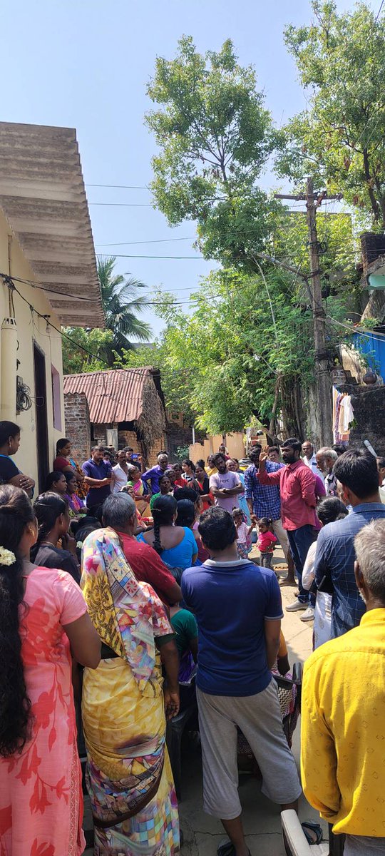 நேற்றிரவு அனகாபுத்தூரில் உள்ள  700 வீடுகளை இடிக்க காவல்துறை குவிக்கப்பட்ட செய்தியை தெரிவித்தார்கள். 

தோழர் பிரவீன் தலைமையில் மே17 இயக்கத்  தோழர்கள் அனகாபுத்தூர் மக்களுடன் இணைந்து நிற்கிறார்கள்.

 சட்டவிரோதமான முறையில், காஸாக்ராண்ட் ரியல் எஸ்டேட் கம்பெனி நலனுக்காகவும், CRRT