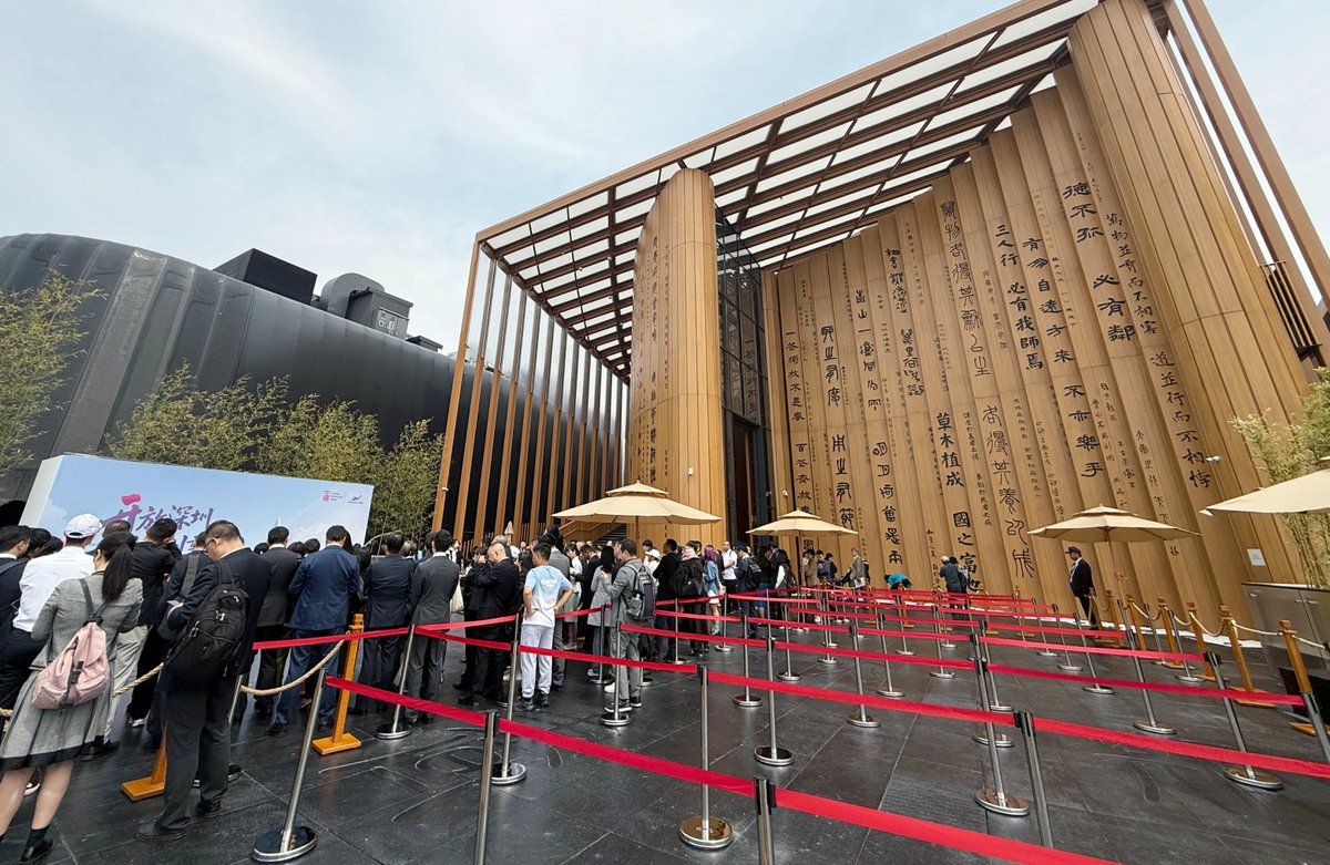 PuduRobotics's tweet photo. Shenzhen Week kicks off at #Expo2025Osaka 🇨🇳🤖
Pudu's latest robot #BellaBotPro is now live at the China Pavilion — and our bots are also working across the Expo in real service roles.
AI meets real-world hospitality. Come see the future!
#PuduAtExpo2025 #robotics #ShenzhenTech