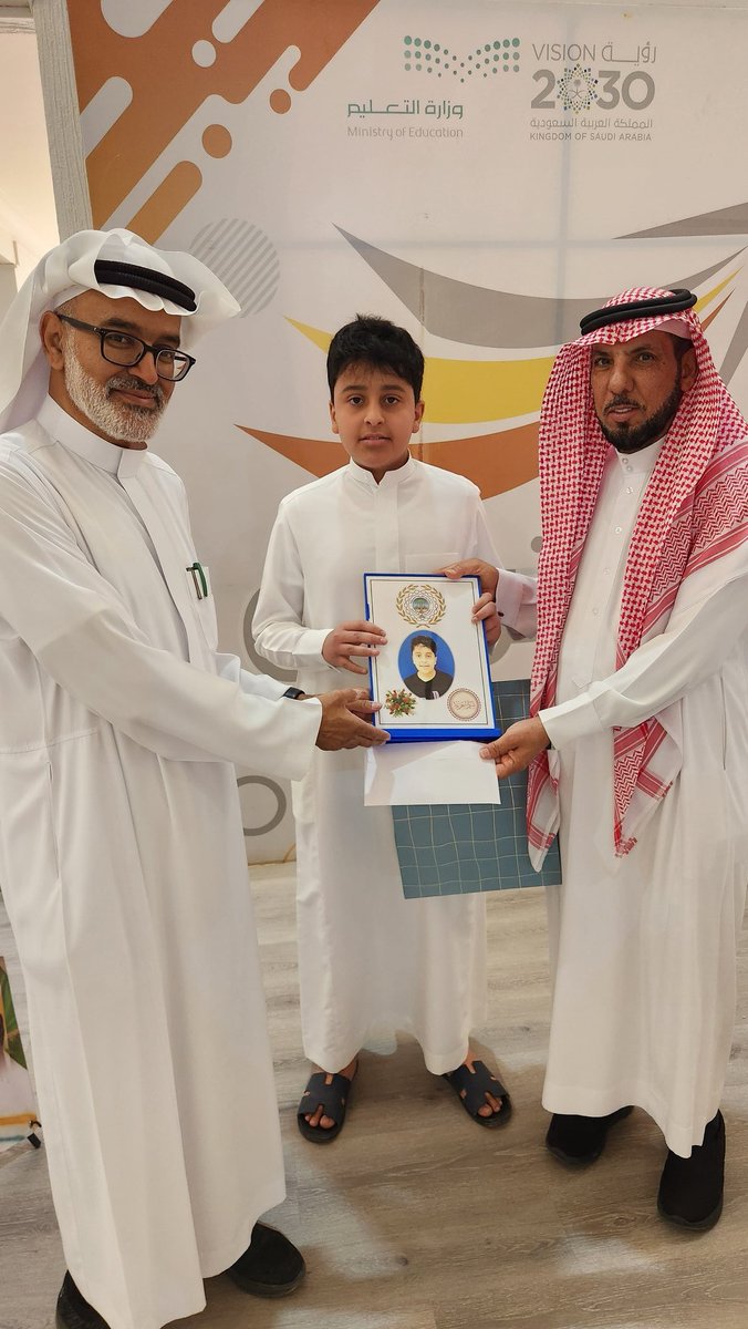 ROWADARASS_2020's tweet photo. كرم مكتب رواد كشافة محافظة الرس طلاب الكشافة الذين شاركوا في حفل رابطة الكشافة السعودية الذي أقيم في محافظة الرس الخميس الماضي بمناسبة تقاعد الرائد الكشفي المفوض/عبدالرحمن بن عبدالله الخميس والذي حضره العديد من قادة ورواد الكشافة على مستوى المملكة
#رابطة_رواد_الكشافة_السعودية https://t.co/rTlUYxLzNZ