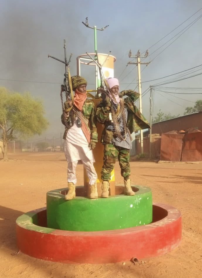 For all those Tik-Tok-ers that think Captain Ibrahim Traoré has reconquered #Burkina's territory, yesterday there were attacks in 8 different locations across the country. This is a photo of #Djibo - where JNIM fighters pose after having taken over the military camp.