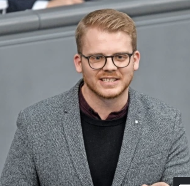 +++<a href="/TableBriefings/">Table.Briefings</a> ++ Der des. Generalsekretär der <a href="/spdde/">SPD Parteivorstand 🇪🇺</a> ist ein Linker. Erstmals ein Betriebswirt. Tim Klüssendorf. Typ unbequemer Antreiber. Hat mal Vermögensteuer in Partei durchgefochten und in Lübeck Verwaltung modernisiert. Interessante Entscheidung von <a href="/larsklingbeil/">Lars Klingbeil 🇪🇺</a>