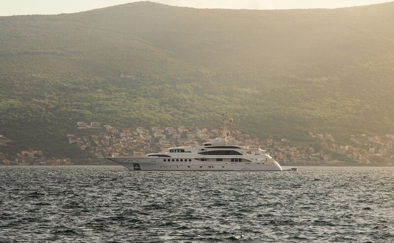 📸PHOTO OF THE DAY: 62m Benetti superyacht Sorrento anchored in Kotor

Spotted recently here anchored off the bay of Kotor, Montenegro, was the 62-metre superyacht Sorrento. 

#potd by James Oulds / Oulds Yacht Services 

Have a closer look: superyachttimes.com/yacht-news/sup…