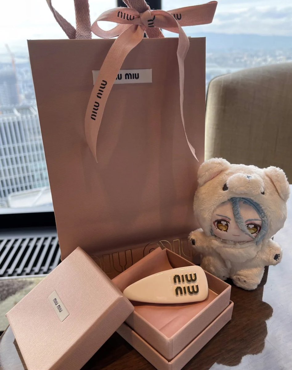 Rolacmicksx's tweet image. miumiu白いヘアピン(՞ . .՞)