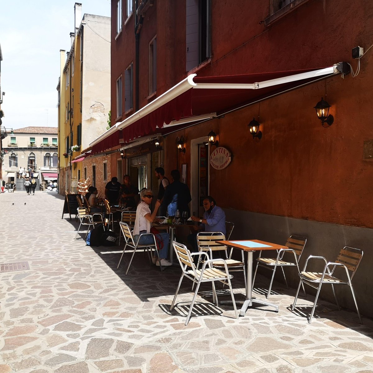 AziendeCantina's tweet photo. ☀️ Sunny Monday and outdoor tables.
Start the week with the flavors of our osteria and the warmth of a break in the sun.
#cantinaaziendeagricole #cicchetti #bacaro #bar #osteria #venezia #venice #venise #베니스 #pranzoallaperto #piattitipici https://t.co/a7q2Sxov7I