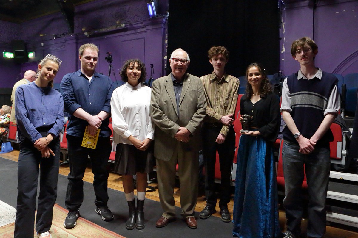 Richard  Blair, son of George Orwell, stands  with the winner of the Orwell Society Dystopian Fiction competition  2025, and the winners and runners-up of the two sections of the <a href="/Orwell_Society/">Orwell Society</a> /<a href="/NUJofficial/">NUJ</a>  Young Journalists Award.
orwellsociety.com/prizewinners-a…